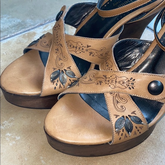 Isabella Fiore Vintage Wood Wedge Heel - Picture 3 of 16